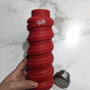 Que red expandable silicone water bottle